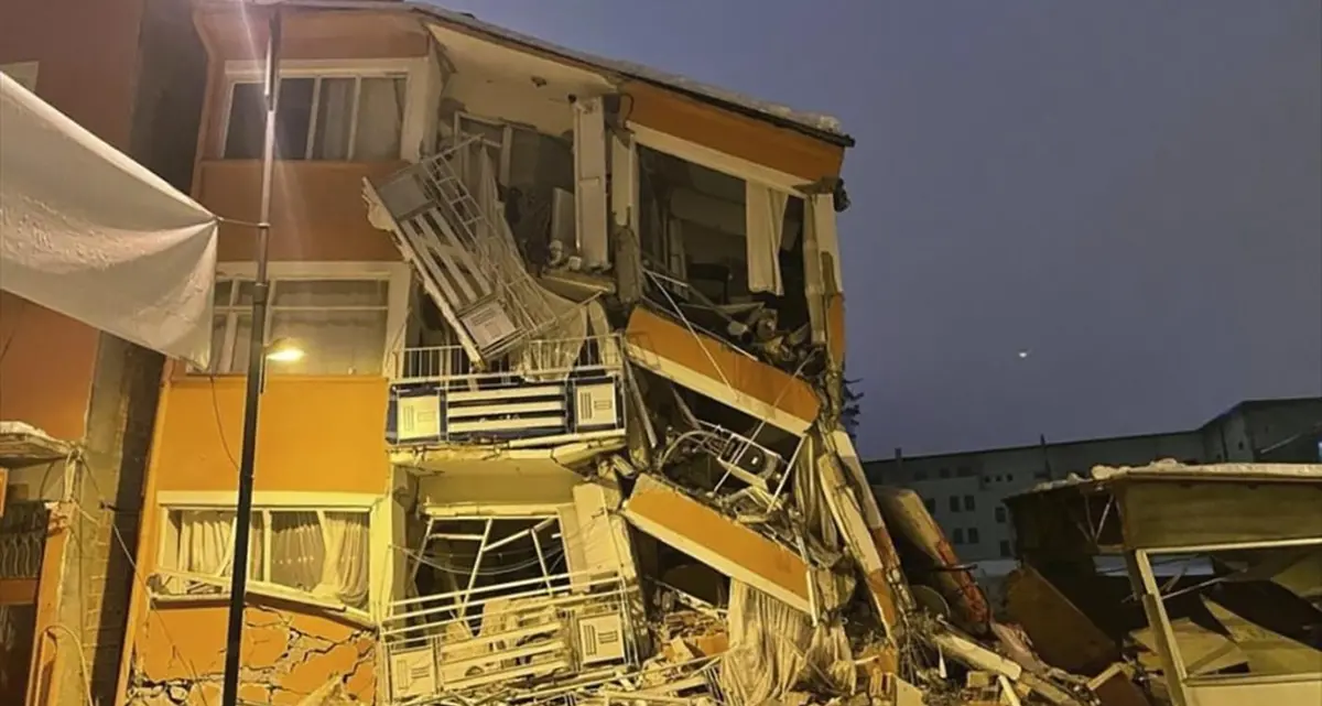 Terremoto in Turchia, il bilancio si aggrava: migliaia di morti – FOTO | La Farnesina: «Al momento nessuna vittima italiana»