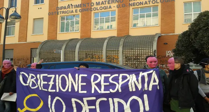 Lazio il bando per ginecologi non obiettori fa infuriare i vescovi