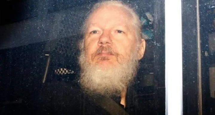«Rilasciate Assange, rischia il contagio in carcere»