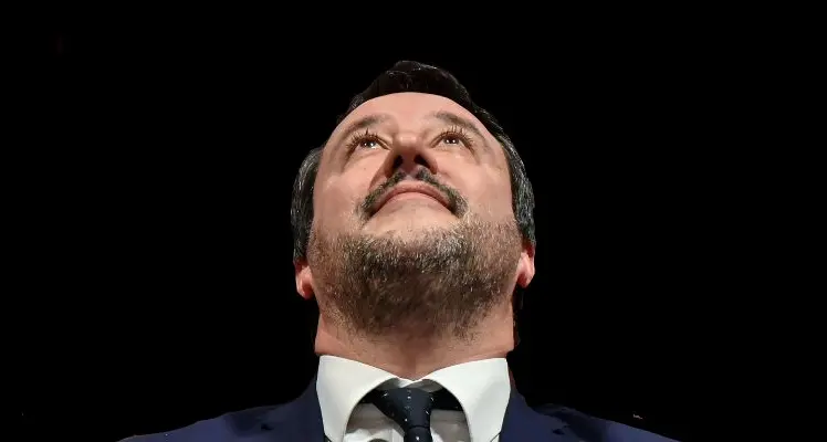 Salvini il rosso si prende Botteghe oscure: \"Noi eredi di Berlinguer\". Furia Pd