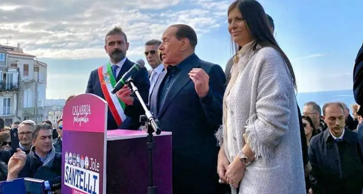 Berlusconi a un comizio pro Santelli in Calabria: \"La conosco da 26 anni e non me l'ha mai data\"