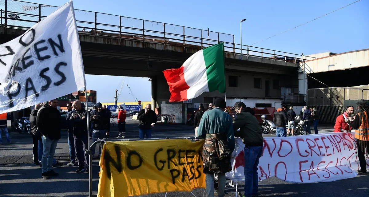 Green pass lavoro, proteste in tutta Italia. Aumentano i certificati di malattia FOTO