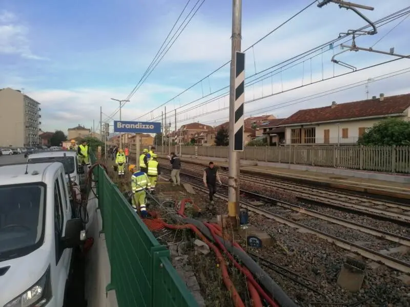 Tragedia Sulla Linea Ferroviaria Milano-Torino, Treno Travolge E Uccide ...