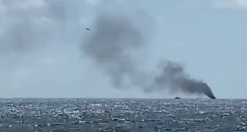 Migranti, barca si incendia ed esplode al largo di Crotone, tre morti - Video