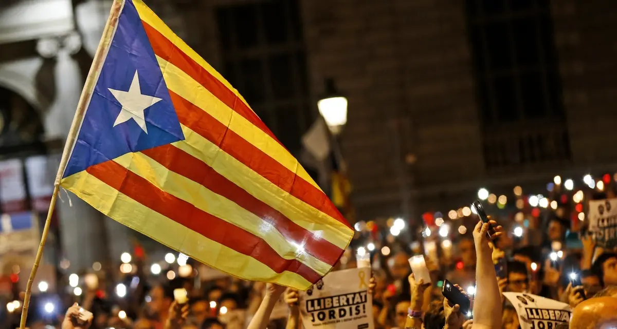 Barcellona, mezzo milione in corteo contro Madrid: ora la crisi è drammatica