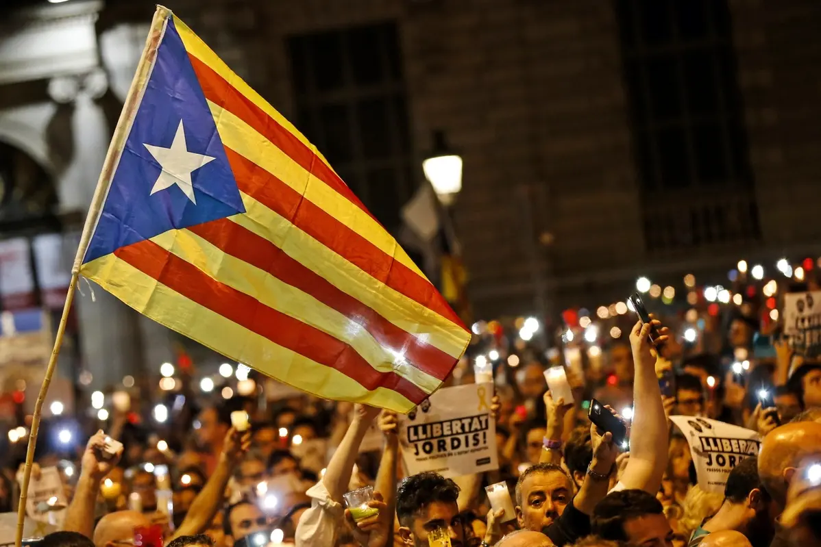 A Barcellona decine di migliaia di persone sfilano nel cuore della citt\\u00E0 contro il \"commissariamento\" annunciato poche ore fa da Madrid