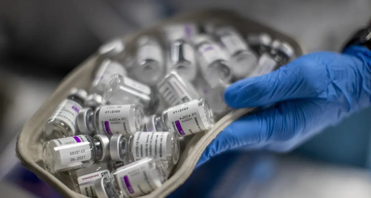 Covid, AstraZeneca ritira il suo vaccino in tutto il mondo