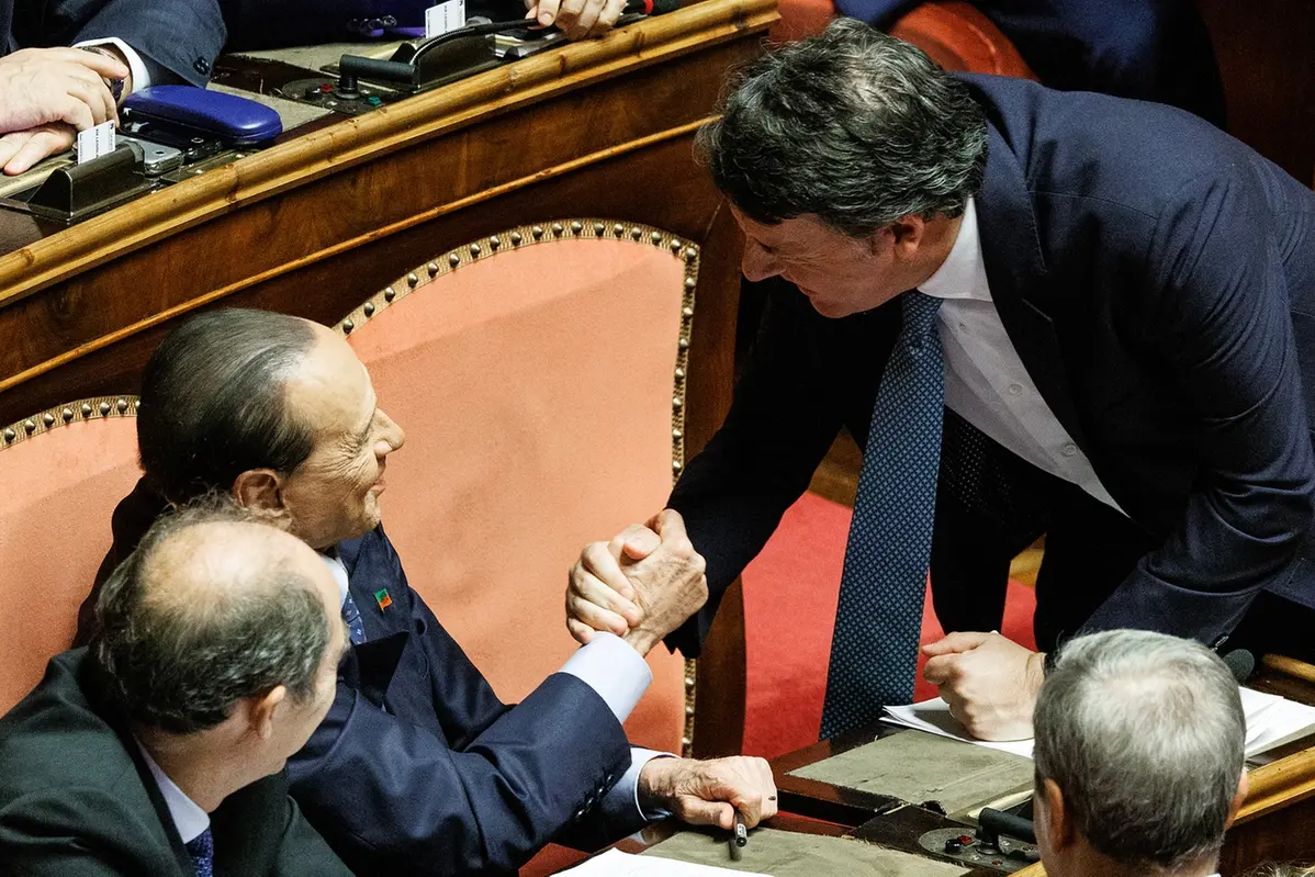 Il presidente di Forza Italia Silvio Berlusconi stringe la mano al leader di Italia viva Matteo Renzi