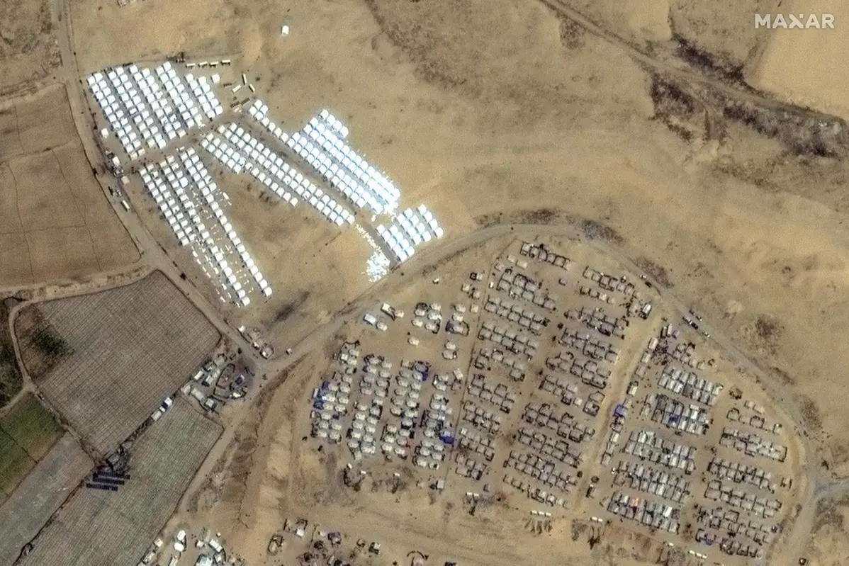 Questa immagine fornita da Maxar Technologies mostra una fila di tende costruite vicino a Rafah a Gaza il 23 aprile 2024