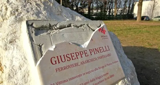Il fiore di Mario Calabresi per la lapide vandalizzata di Pinelli