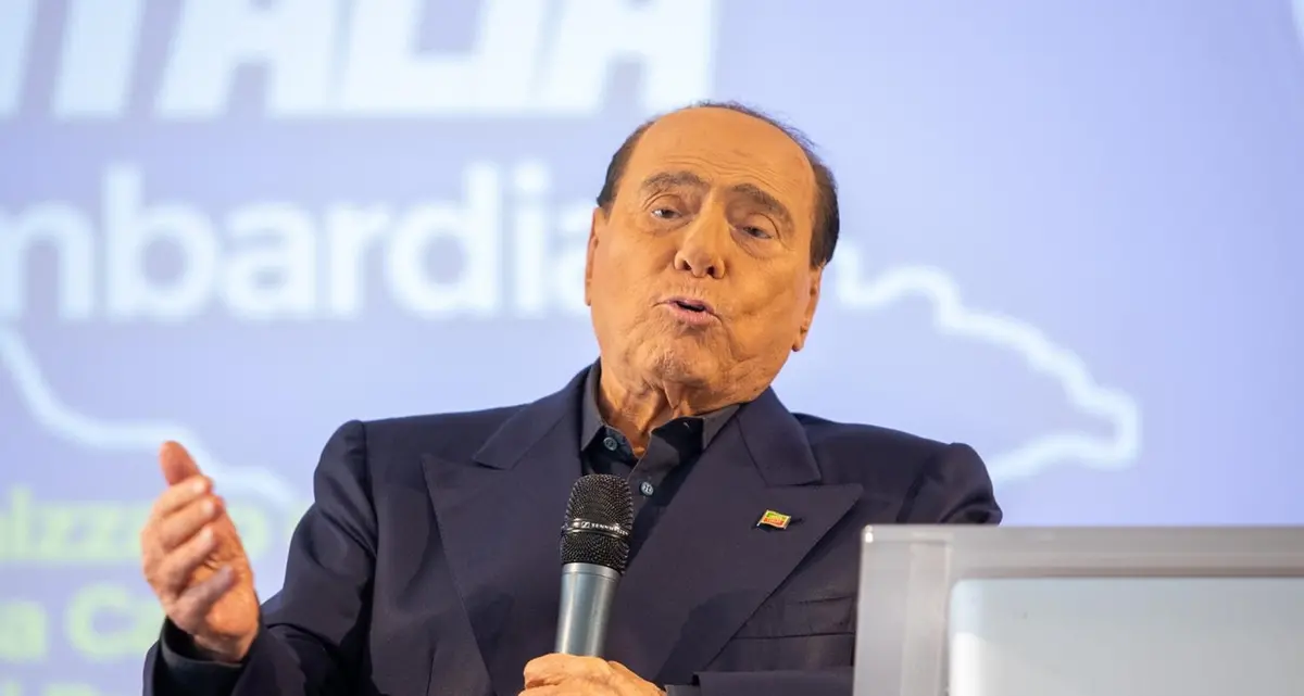 L’uomo dell’anno è ancora Silvio Berlusconi. Ora sta dietro le quinte ma garantisce normalità
