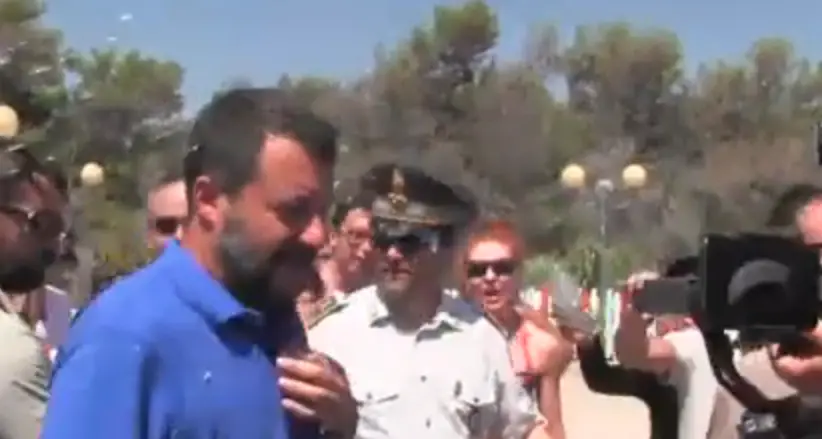 Salvini, selfie e insulti a Policoro. Il leghista rilancia: «Lavoro ad un governo che duri 10 anni»