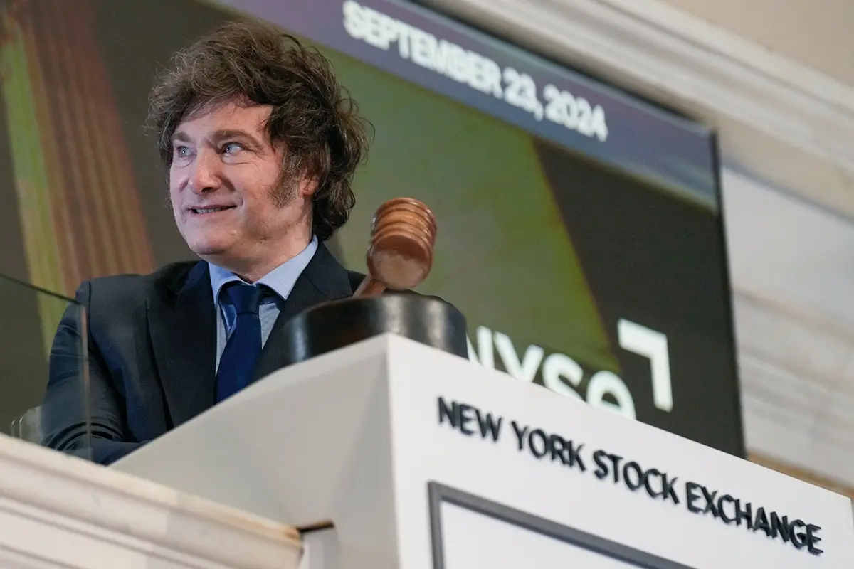 Argentina's President Javier Milei poses for pictures after ringing the opening bell at the New York Stock Exchange in New York, Monday, Sept. 23, 2024. (AP Photo/Seth Wenig) Associated Press/ LaPresseOnly italy and Spain