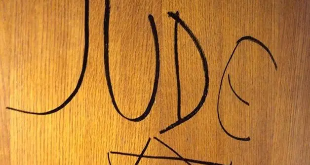 Torino, stella di David e la scritta Jude sulla porta di Marcello Segre
