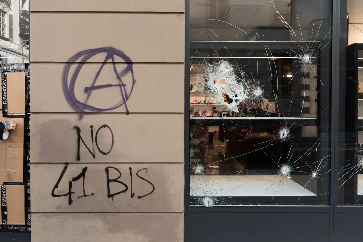 Danni provocati dal mobilio urbano durante la manifestazione anarchica di Torino