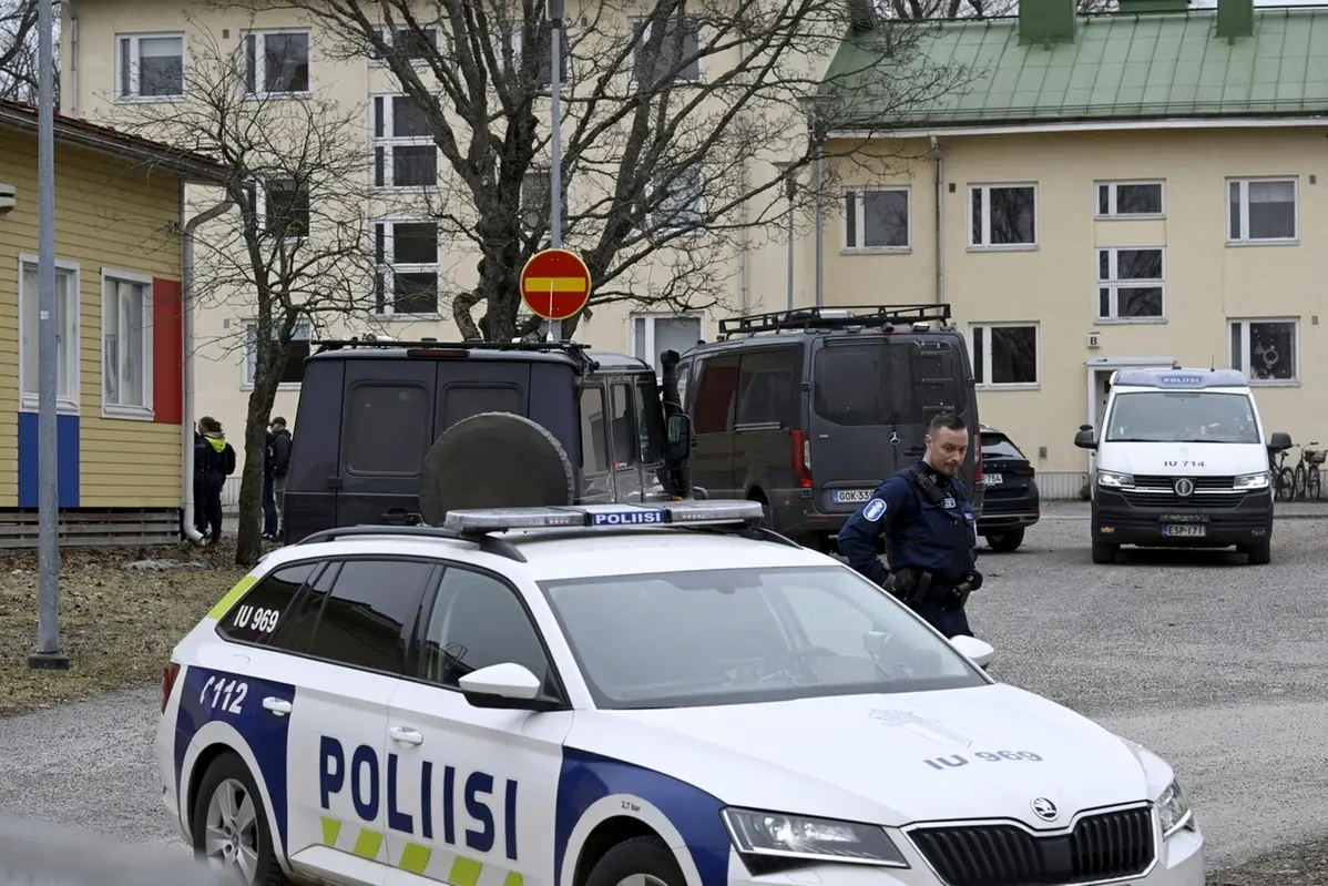 Police officers and vehicles at the scene of Viertola comprehensive school, in Vantaa, Finland, Tuesday, April 2, 2024. Finnish police say a number of people were wounded in a shooting at a school outside Helsinki and a suspect was detained. (Markku Ulander/Lehtikuva via AP) Associated Press / LaPresseOnly italy and spain