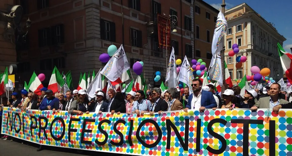 Migliaia di professionisti in corteo a Roma: «La politica ci ascolti»