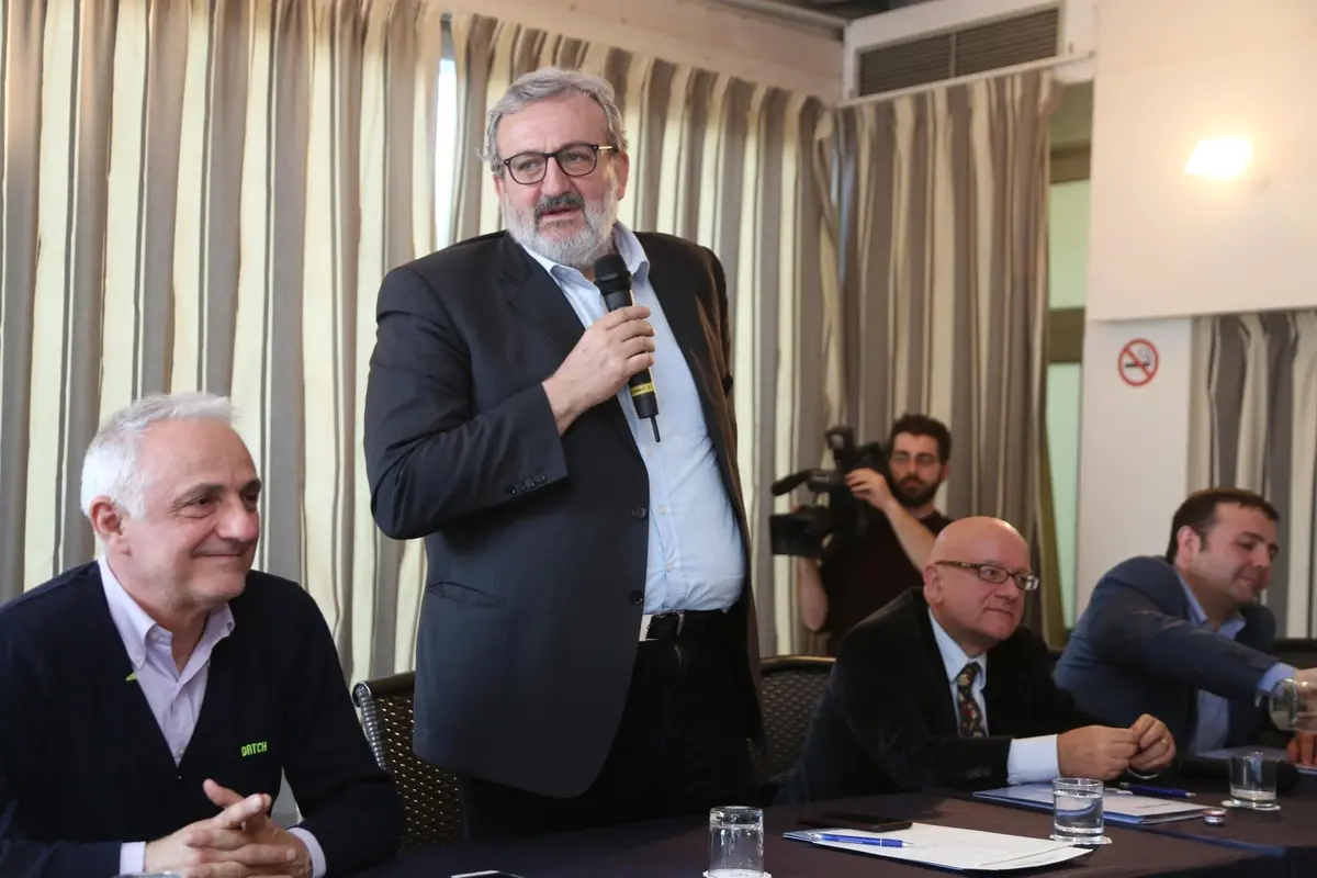 Il candidato alla segreteria del Pd, Michele Emiliano, durante un appuntamento con i suoi sostenitori a Bologna, 30 marzo 2017. ANSA/GIORGIO BENVENUTI