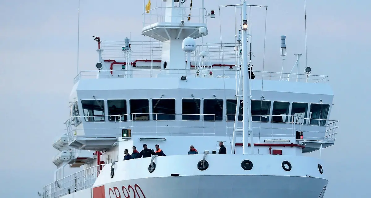 La nave della Guardia costiera bloccata davanti al porto di Catania con 135 migranti