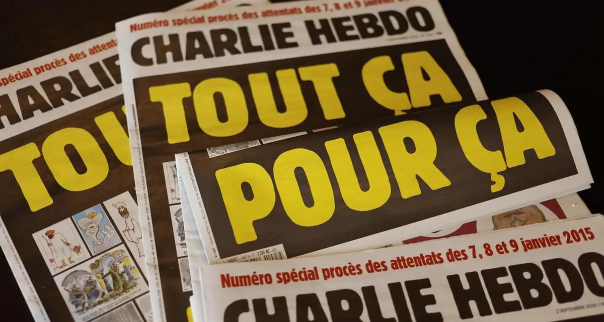 Attentato a Charlie Hebdo, oggi parte il processo. Macron: «Difendiamo la libertà di stampa»
