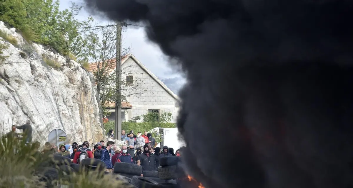 Montenegro in fiamme per le proteste antiserbe: tensione alle stelle