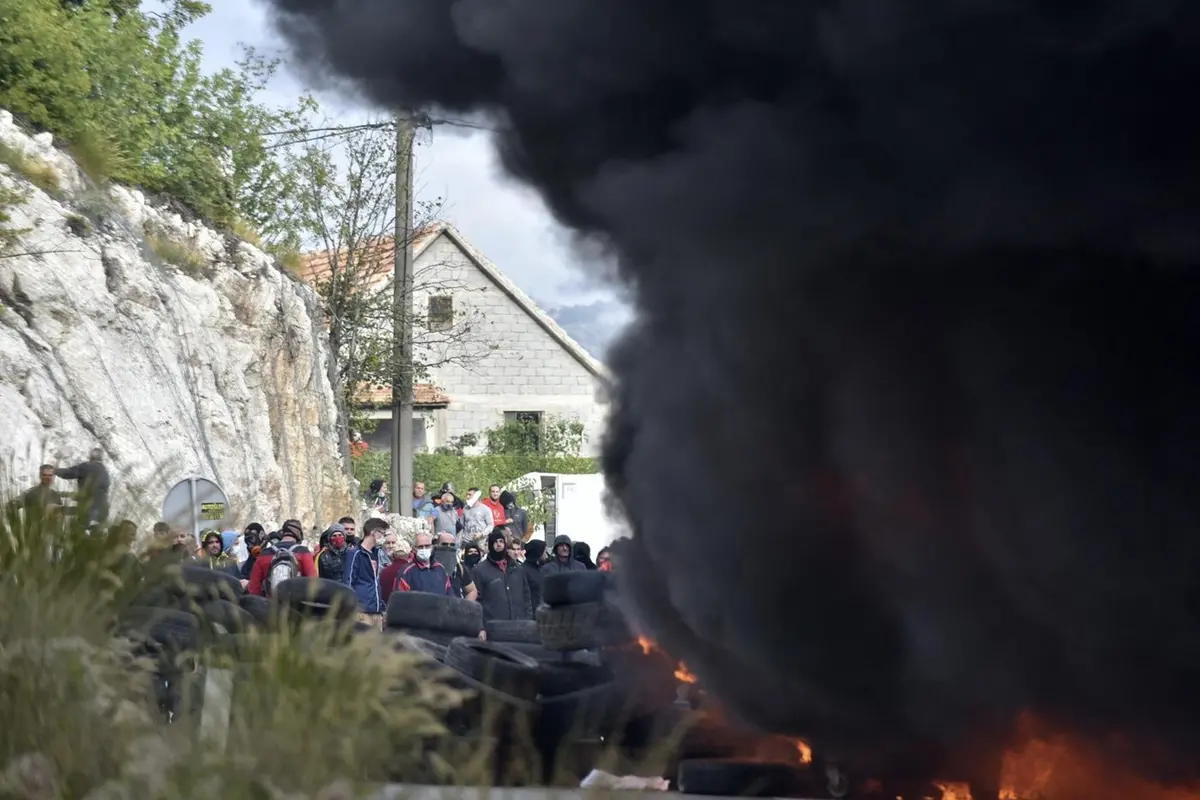 Montenegro in fiamme per le proteste antiserbe: tensione alle stelle