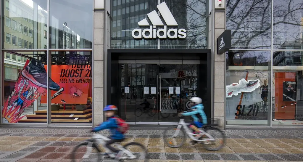 Adidas non paga più gli affitti. La ministra tedesca: «Siete indecenti»