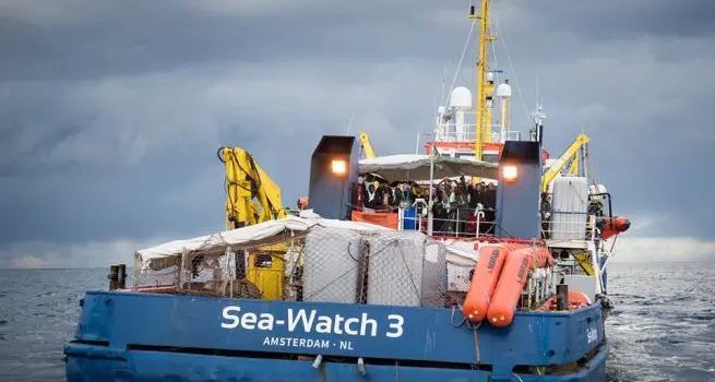 Scontro sulla Sea Watch, i pm pronti a far sbarcare i migranti. L'altolà di Salvini
