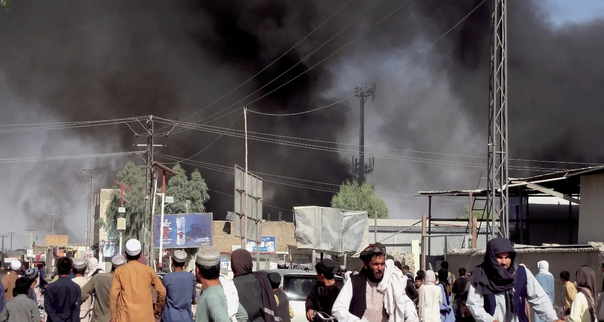 Kabul bambini lanciati oltre il filo spinato