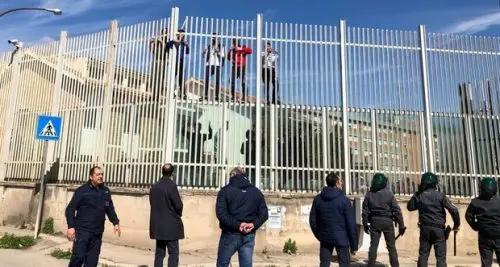 Un detenuto racconta: «Picchiati brutalmente da un centinaio di agenti per la rivolta nel carcere di Foggia»