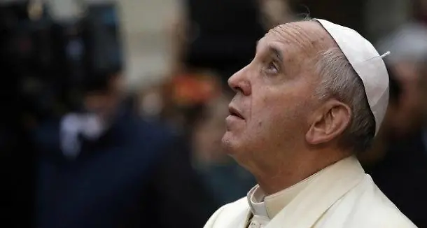 Il Papa accusa l’Europa: «Porti chiusi ai migranti ma aperti alle armi». Salvini: «Con noi meno morti»