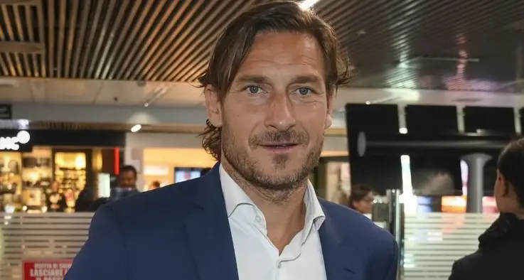 Francesco Totti in campo per raccogliere fondi per la terapia intensiva dello Spallanzani