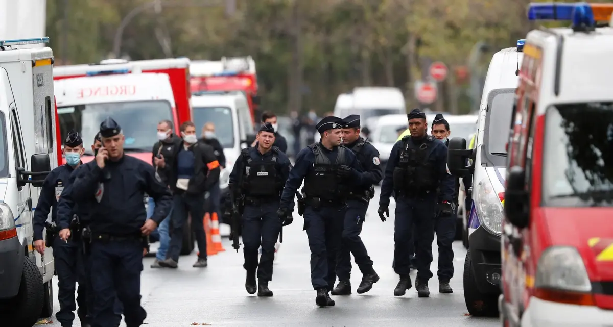 Parigi, agguato vicino all'ex sede di Charlie Hebdo: due feriti