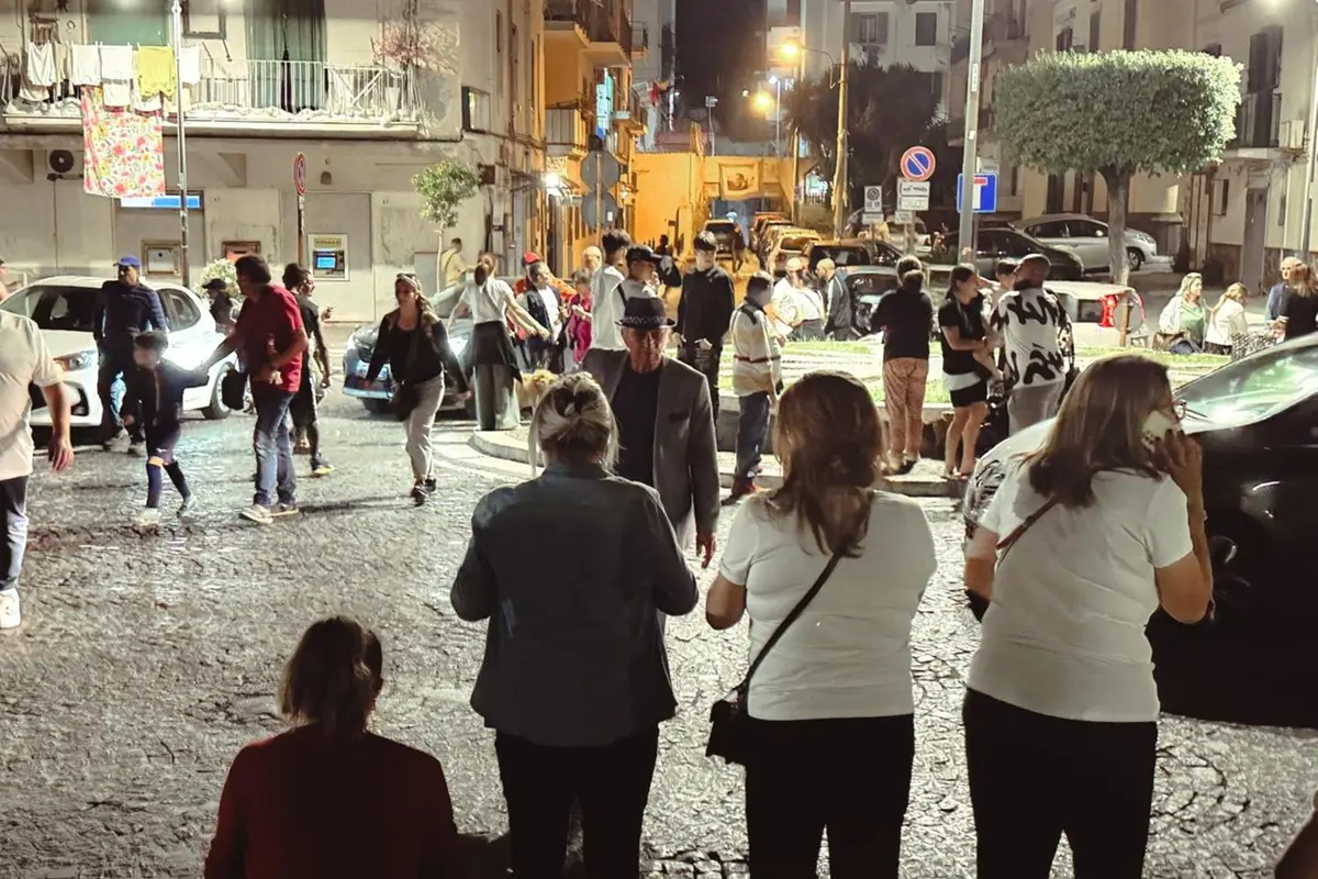 Napoli, persone in strada dopo la scossa di terremoto a Campi Flegrei