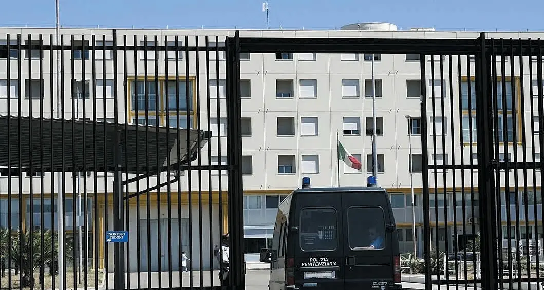 La lettera denuncia dei detenuti: «Qui a Lecce facciamo l’ora d’aria tra i miasmi delle fognature»
