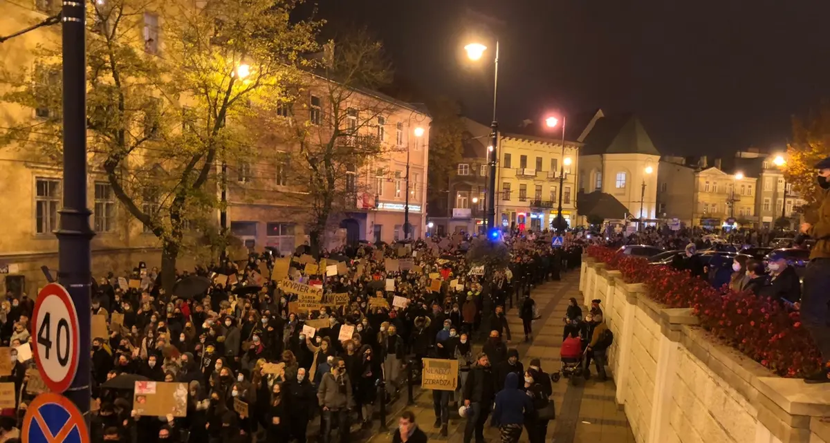 Polonia, terzo giorno di proteste contro il divieto di aborto