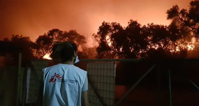 Moria, il campo profughi distrutto da un incendio: si temono vittime