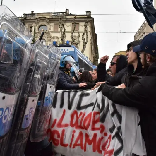 A Torino corteo pro Palestina, scontri tra studenti e agenti: si registrano sei feriti