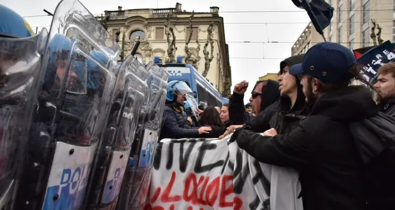 A Torino corteo pro Palestina, scontri tra studenti e agenti