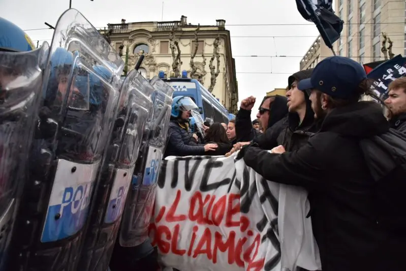 A Torino corteo pro Palestina, scontri tra studenti e agenti: si registrano sei feriti