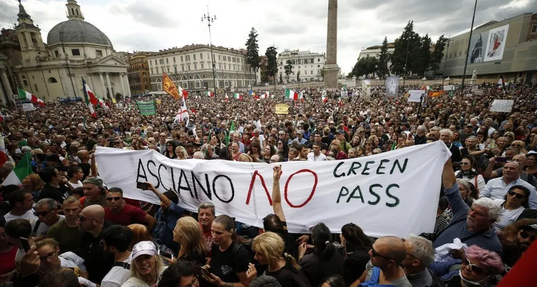 \"No green pass\", scontri a Roma: Forza Nuova attacca la sede della Cgil