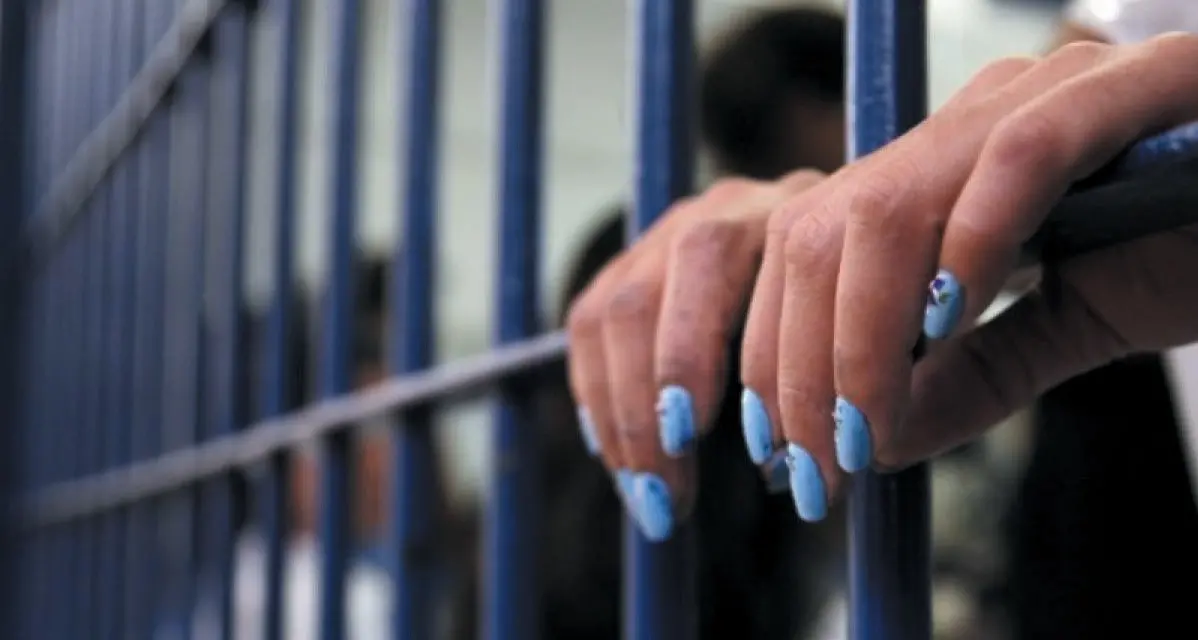 A Pozzuoli dodici detenute vivono nella stessa cella per 21 ore al giorno