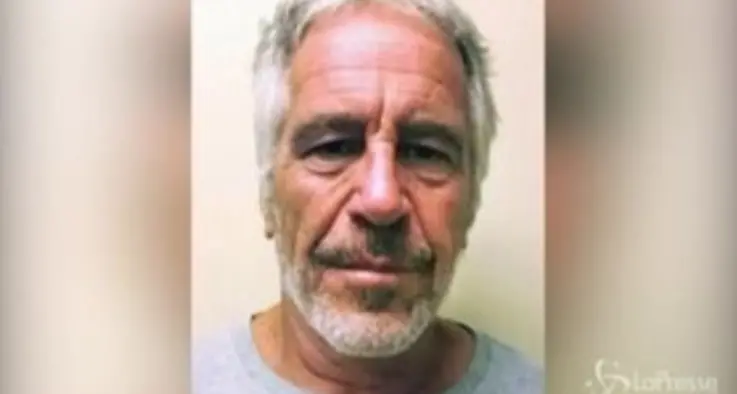 Suicidio Epstein, l'autopsia: frattura del collo. Due agenti si sarebbero addormentati