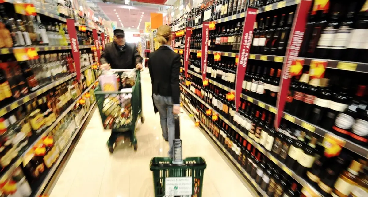 Supermercati pieni: tutti a fare la spesa per superare l'isolamento
