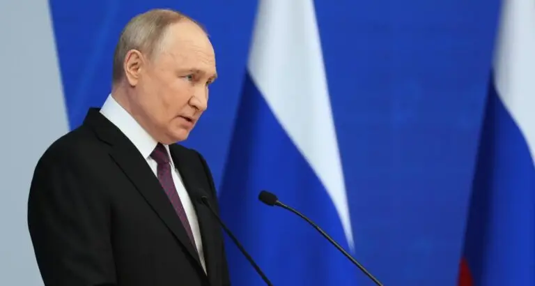 La minaccia di Putin: «Conseguenze tragiche per l’Occidente se la Nato dovesse intervenire in Ucraina»