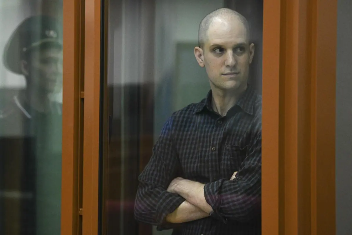 Wall Street Journal reporter Evan Gershkovich stands in a glass cage in a courtroom in Yekaterinburg, Russia, Wednesday, June 26, 2024. Fifteen months after he was arrested in the city of Yekaterinburg on espionage charges, Gershkovich returns there for his trial starting Wednesday behind closed doors. Gershkovich, his employer and the U.S. government deny the charges. (AP Photo) Associated Press/LaPresse , APN