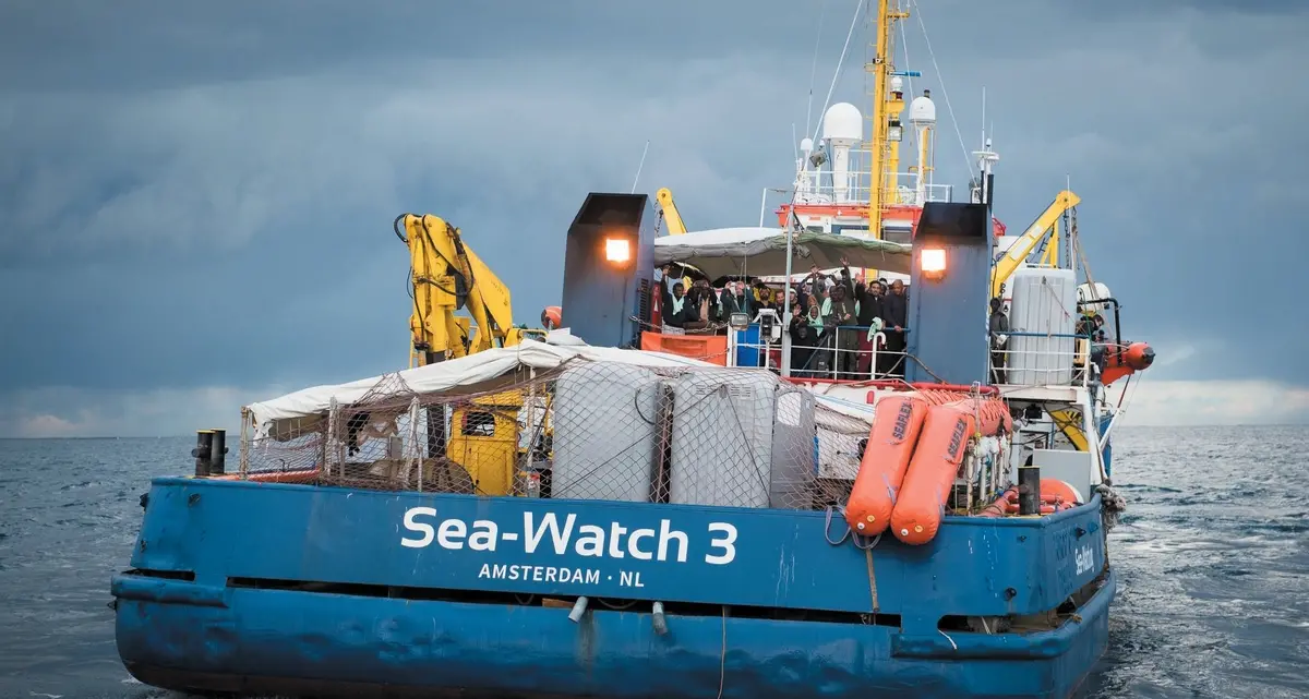 Sea Watch alla fonda davanti a Lampedusa. Proibito attraccare