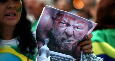 Lula si è consegnato: \"Vado in galera, non ho paura\"