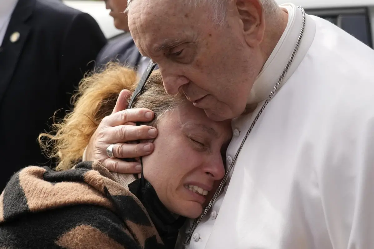 Papa Francesco all\\'uscita dal Policlinico \"Gemelli\" di Roma abbraccia Serena Subania, mamma della piccola Angelica