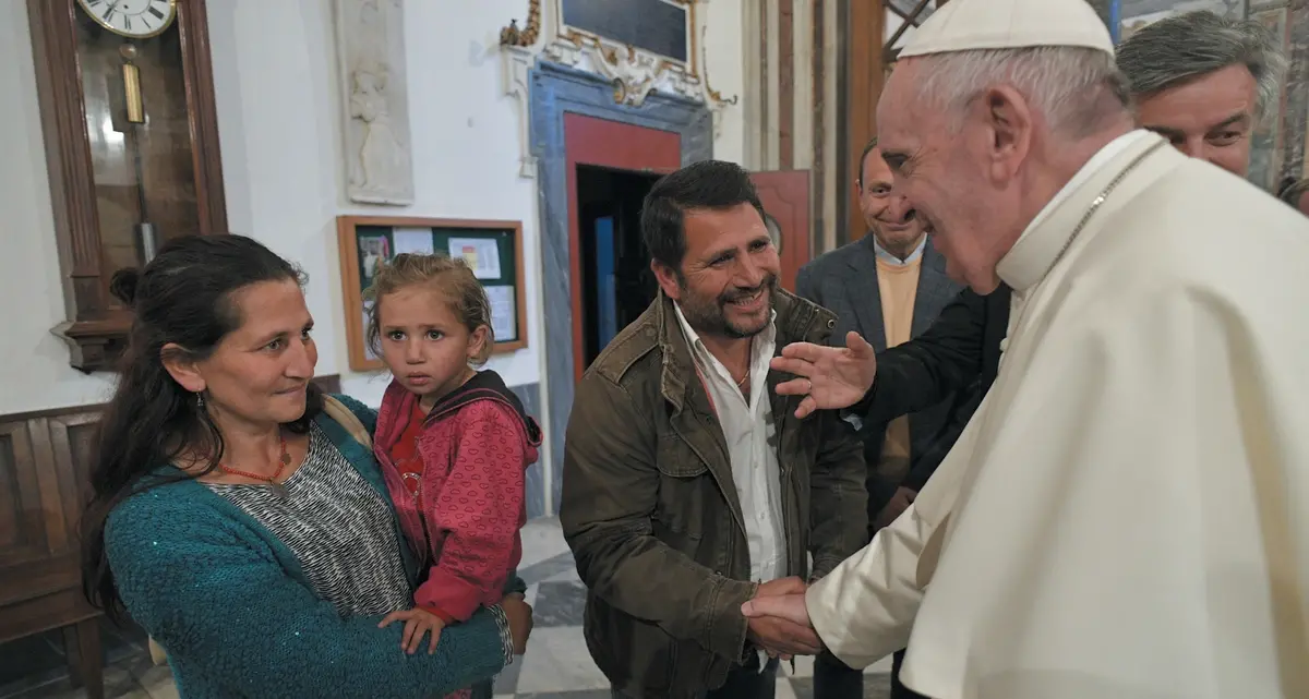 Il Papa incontra la famiglia rom: questa non è civiltà